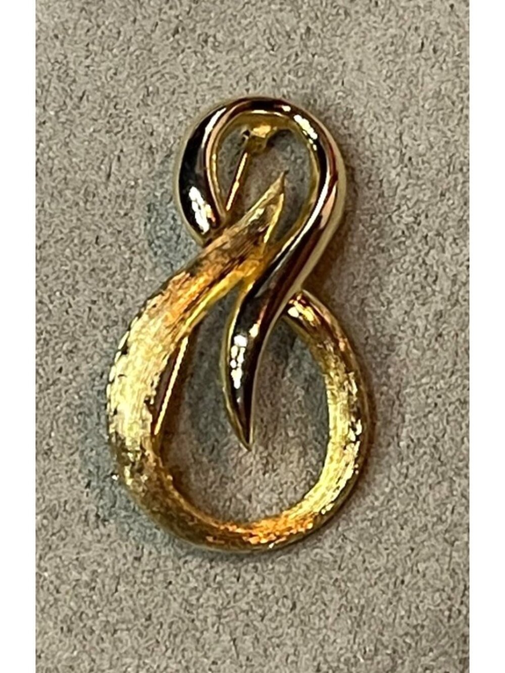 Vintage 60s Gold Tone Infinity Loop Brooch Textured Swirl Ribbon Pin Statement